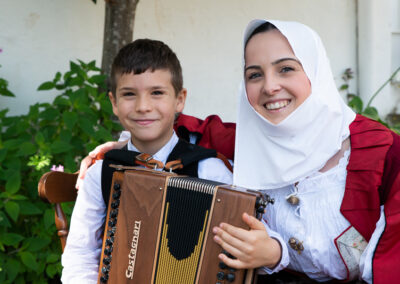 Lollove, accoglienza in abiti tradizionali durante il Wonder Italy in Sardegna nel 2024