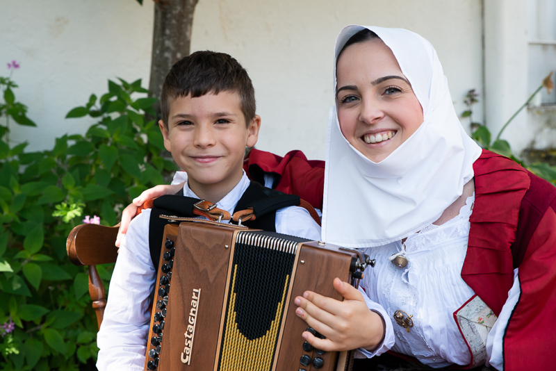 Lollove, accoglienza in abiti tradizionali durante il Wonder Italy in Sardegna nel 2024